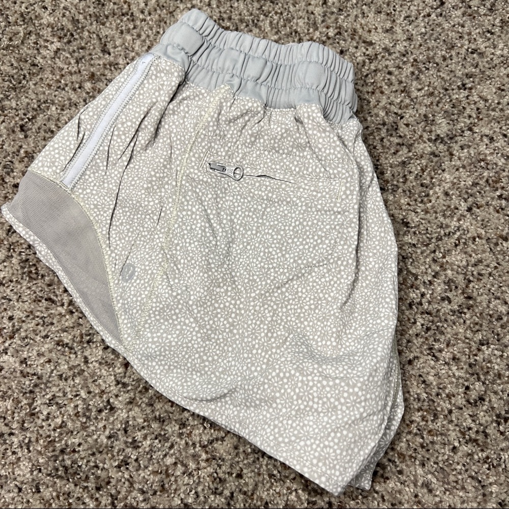 Lululemon hotty hot low rise lined 2.5”